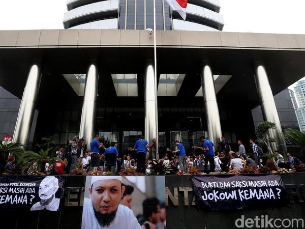 Foto Pekan Ini: #Novel Kembali sampai Bagian Pilar Becakayu Ambruk