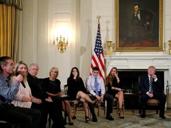 Temui Korban Penembakan Brutal, Trump Sarankan Guru Dipersenjatai