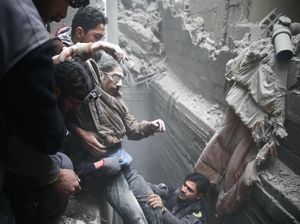 Momen Dramatis Evakuasi Korban Perang Suriah