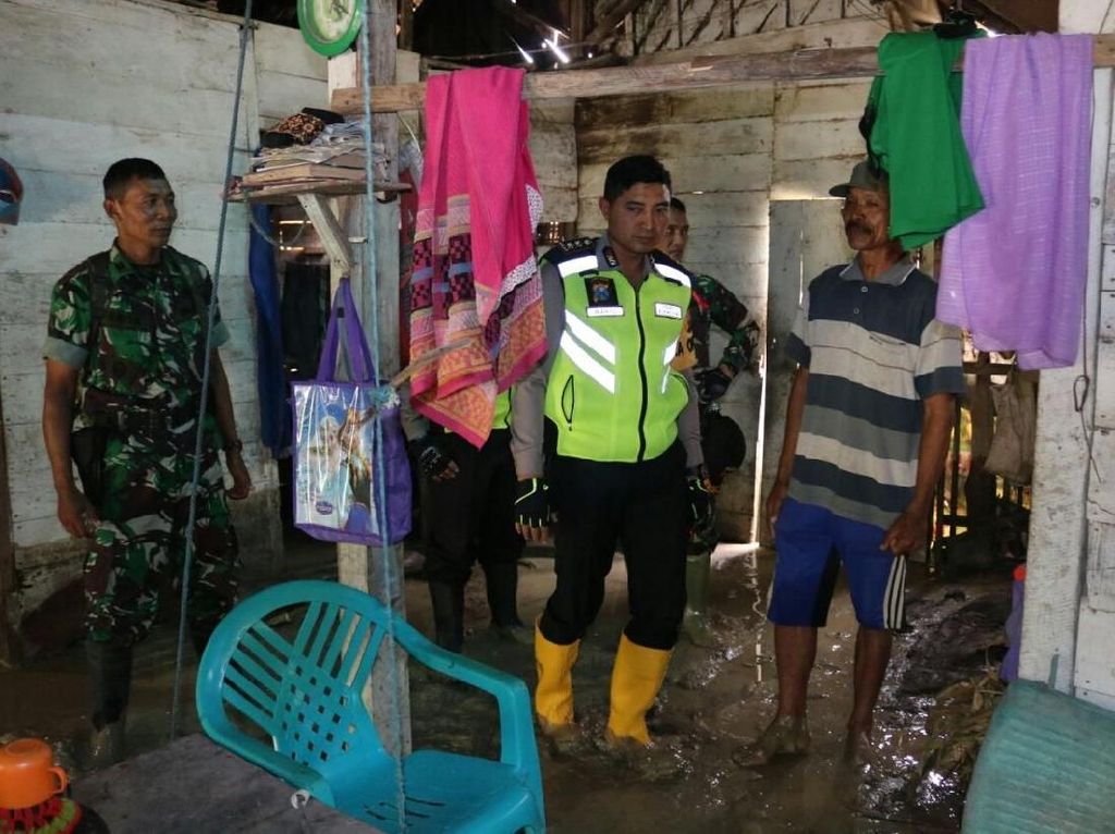 Dua Rumah di Bojonegoro Roboh Diterjang Luapan Kali Pacal Dua Rumah di Bojonegoro Roboh Diterjang Luapan Kali Pacal