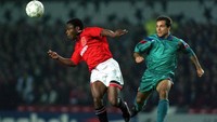 Paul Parker jadi pemain MU pada 1991-1996 dan membantu mereka meraih dua gelar Premier League. Parker kemudian sempat sebentar jadi pemain Chelsea pada 1997 di masa-masa akhir kariernya. Foto: Chris Cole/ALLSPORT