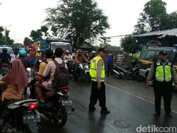 Dua Truk Adu Banteng Hingga Terguling, Sopir Selamat