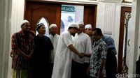 Momen Novel Salat Magrib di Masjid Dekat Rumah