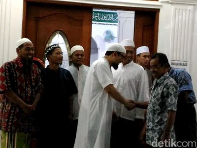 Momen Novel Salat Magrib di Masjid Dekat Rumah