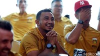 Senyum Firman Utina di sela-sela peluncuran tim Bhayangkara FC.