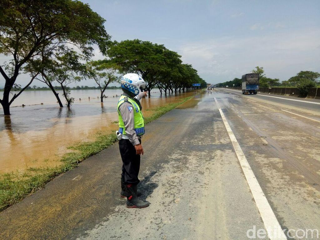 Genangan di Km 238 Tol Pejagan-Kanci Surut, Lalin Normal Genangan di Km 238 Tol Pejagan-Kanci Surut, Lalin Normal