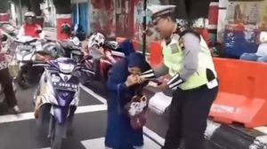 Foto: Aksi Emak-emak Gigit Tangan dan Pukuli Polisi di Kudus
