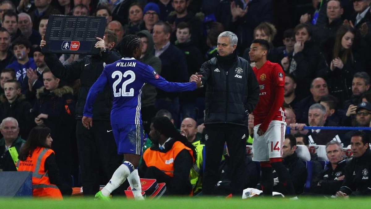 Willian saat berjabat tangan dengan Jose Mourinho musim lalu (Ian Walton/Getty Images)