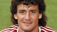 Mark Hughes membela MU di awal kariernya pada 1980-1986 dan di periode kedua pada 1988-1995. Dia kemudian memperkuat Chelsea pada 1995-1998. Foto: Rondeau/Allsport/Getty Images