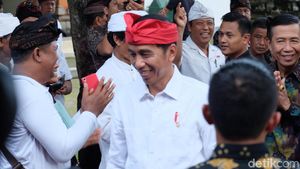 Penampilan Jokowi Pakai Udeng Merah Usai Resmi Jadi Capres PDIP