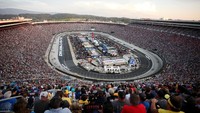 Bristol Motor Speedway. Ini pada dasarnya bukan stadion, melainkan lintasan balap nascar. Namun di beberapa kesempatan venue ini digunakan untuk pertandingan kompetisi NFL dengan daya tampung hingga 153.000 orang. (Tim Bradbury/Getty Images)