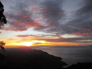 Indahnya Sunrise dari Gunung Sipiso-piso
