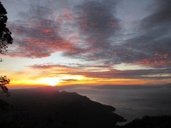 Indahnya Sunrise dari Gunung Sipiso-piso