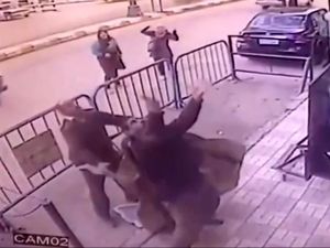 Detik-detik Polisi Selamatkan Anak Terjatuh dari Lantai Tiga Detik-detik Polisi Selamatkan Anak Terjatuh dari Lantai Tiga