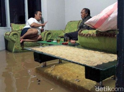 Foto: Ketika Warga Asyik Ngobrol di Ruang Tamu yang Kebanjiran