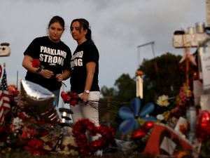 Cuma Diam di Luar Sekolah Saat Siswa Ditembaki, Polisi AS Mundur