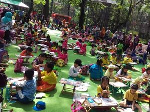 Seru! Anak-anak Ini Berlomba Bikin Kolase di KBS