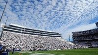 Beaver Stadium. Anda harus berada langsung di kursi penonton untuk menyadari betapa besarnya stadion ini, yang total mampu menampung 106.572 penonton. (Evan Habeeb/Getty Images)