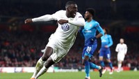 Pada menit berikutnya, Ken Sema memperbesar keunggulan Ostersunds menjadi 2-0 (Foto: Catherine Ivill/Getty Images)