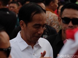 Kunker ke Bali, Jokowi Bagi-bagi Sembako di Badung