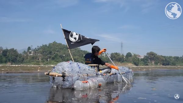 Melihat Lagi Aksi Bule Prancis saat Mendayung di Citarum