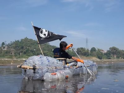 Melihat Lagi Aksi Bule Prancis saat Mendayung di Citarum
