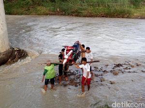 Jembatan Rusak, Warga di Semarang Angkat Motor Seberangi Sungai