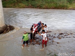 Jembatan Rusak, Warga di Semarang Angkat Motor Seberangi Sungai