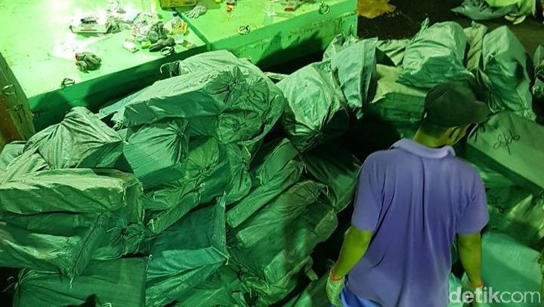 Petugas Masih Periksa Freezer Kapal Diduga Bawa Sabu Jumlah Besar