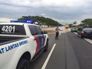 Sungai Cisanggarung Meluap, Tol Pejagan-Kanci KM 238 Tergenang Sungai Cisanggarung Meluap, Tol Pejagan-Kanci KM 238 Tergenang