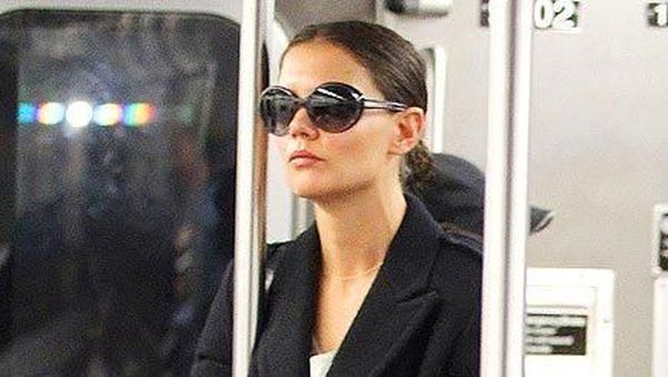 Kaya Raya, 15 Artis Dunia Ini Pilih Merakyat Naik Transportasi Umum