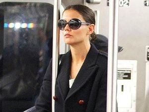 Kaya Raya, 15 Artis Dunia Ini Pilih Merakyat Naik Transportasi Umum