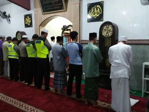 Salat Bersama, Cara Polisi Beri Rasa Aman Ulama dan Warga Salat Bersama, Cara Polisi Beri Rasa Aman Ulama dan Warga