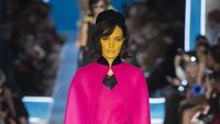Foto: 25 Koleksi Terbaru Moschino Terinspirasi dari Jackie O hingga Alien