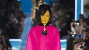 Foto: 25 Koleksi Terbaru Moschino Terinspirasi dari Jackie O hingga Alien