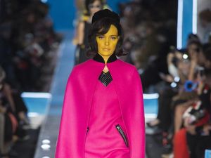 Foto: 25 Koleksi Terbaru Moschino Terinspirasi dari Jackie O hingga Alien Foto: 25 Koleksi Terbaru Moschino Terinspirasi dari Jackie O hingga Alien