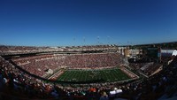 Texas Memorial Stadium. Stadion ini memiliki kapasitas 100.119 penonton dan menjadi kandang bagi Tim University of Texas dan klub American Football, Texas Longhorns Football. (Ronald Martinez/Getty Images)