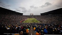 Michigan Stadium. Inilah stadion terbesar di Amerika Serikat, dengan kemampuan menampung penonton hingga berjumlah 107.601. (Gregory Shamus/Getty Images)