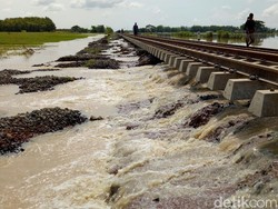 Sungai Cisanggarung Meluap, Jalur Kereta Api Lumpuh