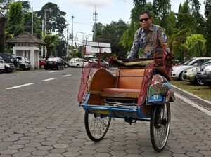 Gaya Jonan Jajal Becak Listrik di Yogyakarta