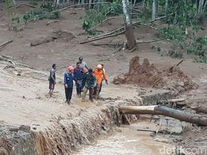Cari Korban Longsor, Tim SAR Temukan Korban Tak Utuh Cari Korban Longsor, Tim SAR Temukan Korban Tak Utuh