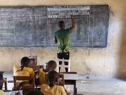 Tak Ada Komputer, Guru Gambar Microsoft Word di Papan Tulis