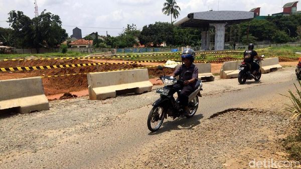 Penampakan Jalan Rusak Dekat Tol Cijago yang Bikin Sebel