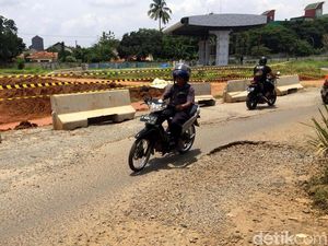 Penampakan Jalan Rusak Dekat Tol Cijago yang Bikin Sebel