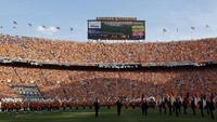 Neyland Stadium. Berulang kali mengalami pengembangan dan penambahan kapasitas, stadion ini sekarang bisa menampung 102.455 orang. (John Sommers II/Getty Images)