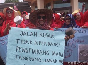 Takut Jatuh dan Jambret, Emak-emak Sidoarjo Unjuk Rasa Jalan Rusak