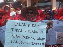 Takut Jatuh dan Jambret, Emak-emak Sidoarjo Unjuk Rasa Jalan Rusak