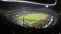 Estadio Azteca. Inilah salah satu ikon sepakbola di Meksiko. Sudah dua kali menjadi tuan rumah final Piala Dunia, Azteca harus mengalami penurunan kapasitas menjadi hanya 95.500 tempat duduk saat ini. (Robert Laberge/Getty Images)