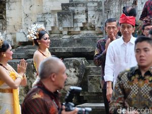 Usai Diumumkan Jadi Capres PDIP, Jokowi Kerja Pakai Udeng Merah