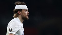 Laga berjalan keras selepas Ostersunds unggul 2-0. Bek Tom Pettersson sampai harus berdarah-darah untuk meredam serangan Arsenal. (Foto: Catherine Ivill/Getty Images)